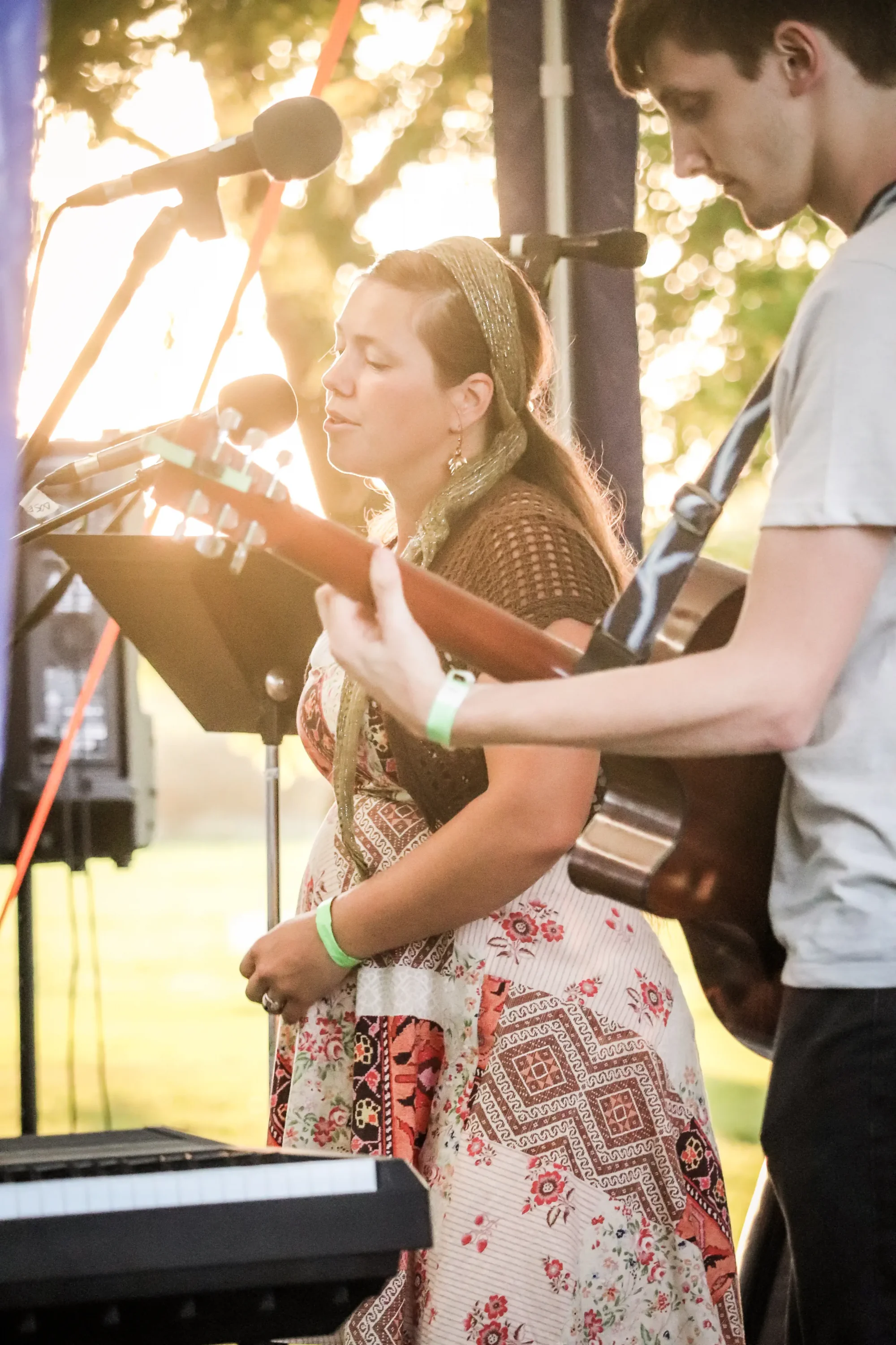Hannah Jay singing in the sun at Proclaim